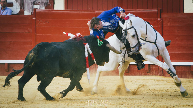 Corrida de Rejones 2015, retirada de los ruedos de Fermín Bohórquez.